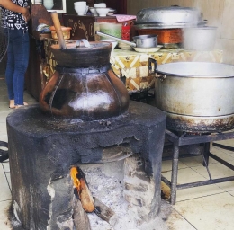 Tungku tempat memasak Coto Sunggu (foto : Abdul Rachmat Noer)