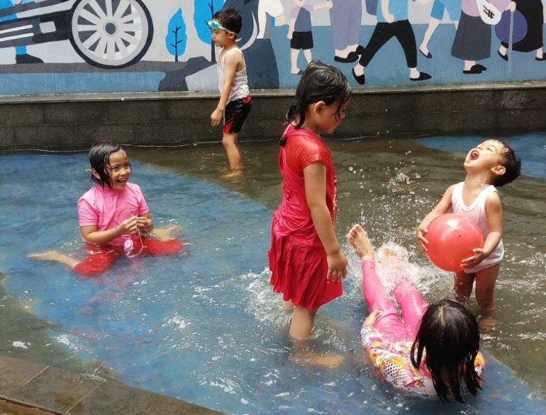 Anak-anak Bermain di Kolam Mini - Taman Sejarah Kota Bandung, Minggu(04/03/18). Foto Dok J.Krisnomo