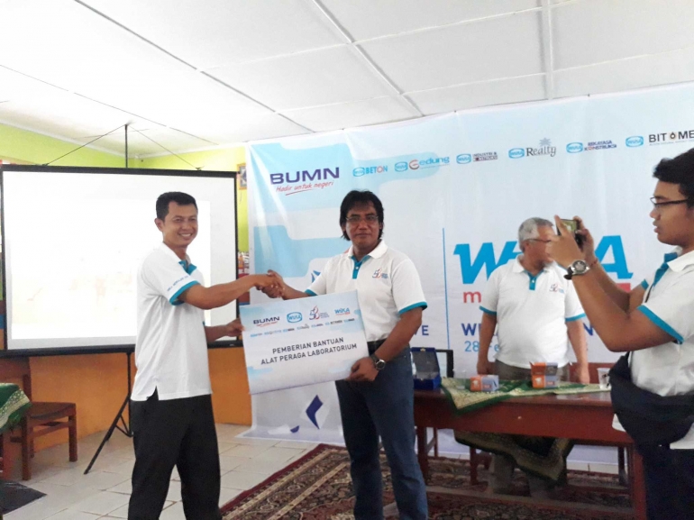 Penyerahan bantuan secara sombolis