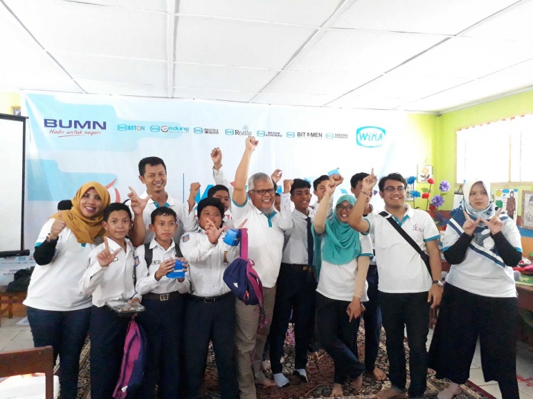 Foto bersama seusai acara