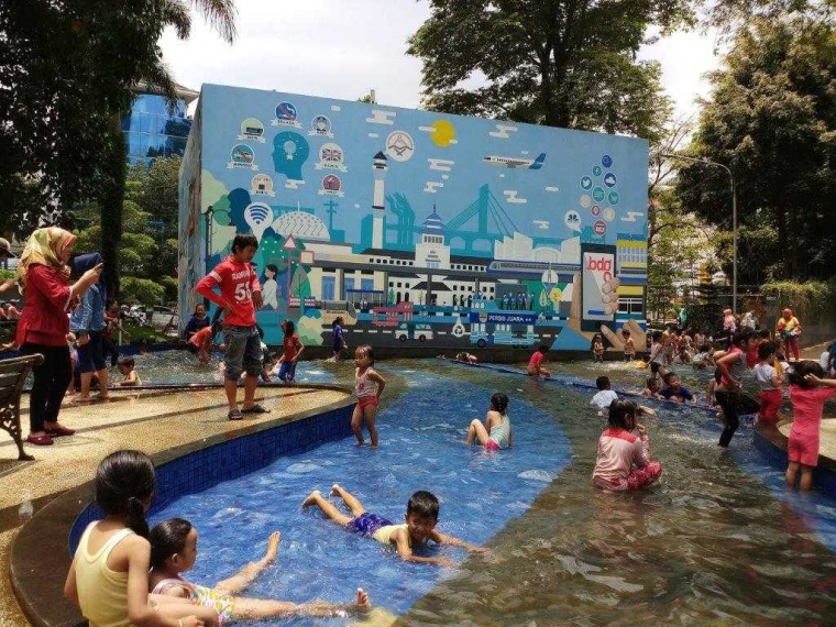 Taman Sejarah Kota Bandung, Minggu (04/03/18). Foto : J.Krisnomo