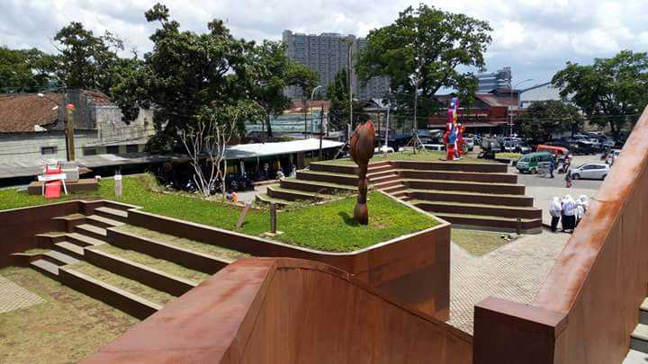 Seni Besi Berkarat di Pasar Besi Rongsok Halaman 1 Seni Besi Berkarat di Pasar Besi Rongsok Halaman 1