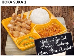 Hoka Suka 1 menunya terdiri dari sate daging ayam, nasi, acar kuning dan kering kentang.