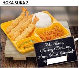 Hoka Suka 2 berisi daging udang, nasi, acar kuning dan kering kentang.