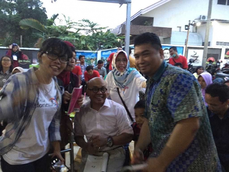 Kang Maman mendatangi meja Kompal