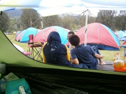 Santai di teras tenda (foto: Dokpri)