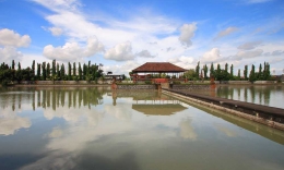 Taman Mayura yang terletak di ujung timur Cakranegara (pesonalomboksumbawa.info)