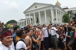 Jokowi berswafoto bersama para pemuda di Istana (foto: ANTARA/Wahyu Putro A)