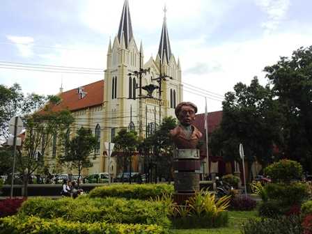 Gereja Kayutangan dan Patung Chairil Anwar (Dokpri)