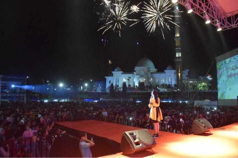 Selfi memukau masyarakat di Lapangan Gasis, Soppeng (Foto : Humas Pemkab Soppeng)