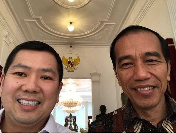 Hary Tanoesoedibjo berfoto selfie dengan Jokowi di Istana Negara. Source: instagram.com/hary.tanoesoedibjo