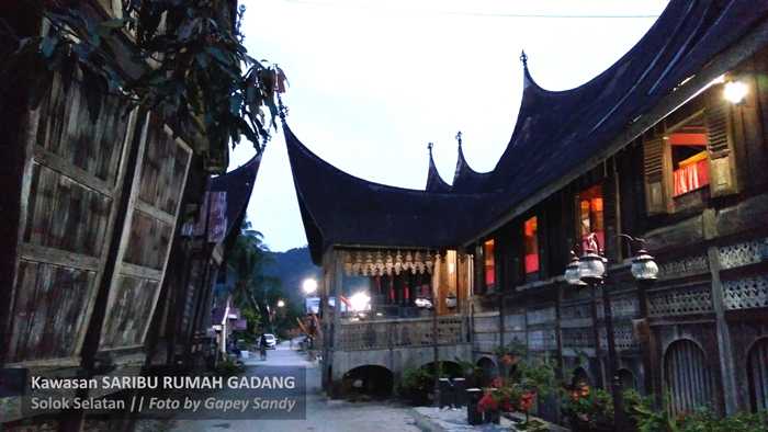Salah satu rumah gadang yang memiliki 5 rangkiang, lumbung padi di Kawasan Saribu Rumah Gadang, Solok Selatan. (Foto: Gapey Sandy)
