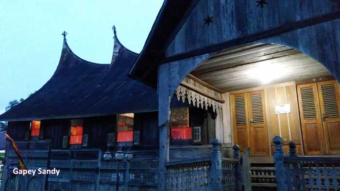Jelang malam, temaramnya membuat foto di rumah gadang makin eksotis. Rumah gadang milik kaum Suku Malayu Buah Anau (Datuak Lelo Panjang) di Kawasan Saribu Rumah Gadang, Solsel. (Foto: Gapey Sandy)