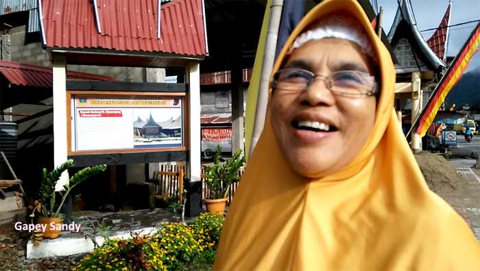 Upik Pandu, pengelola rumah gadang untuk home stay nomor 10 di Kawasan Adat Saribu Rumah Gadang. (Foto: Gapey Sandy)
