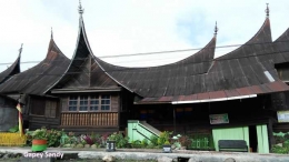 Rumah Gadang Datuak Djopanjang juga disebut Rumah Gadang Surau yang dikelola Upik Pandu sebagai home stay di Kawasan Saribu Rumah Gadang. (Foto: Gapey Sandy)