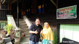 Penulis bersama Upik Pandu yang mengelola Rumah Gadang Datuak Djopanjang sebagai home stay. (Foto: Gapey Sandy)