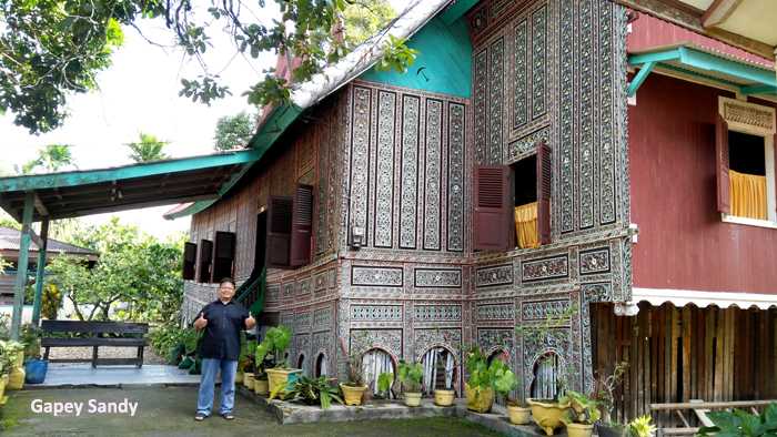 Penulis di halaman depan Rumah Gadang Istano Daulad Yang Dipertuan Bagindo Sultan Besar Tuanku Rajo Disambah. (Foto: Gapey Sandy)