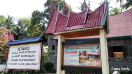 Rumah Gadang Istano Daulad Yang Dipertuan Bagindo Sultan Besar Tuanku Rajo Disambah. (Foto: Gapey Sandy)