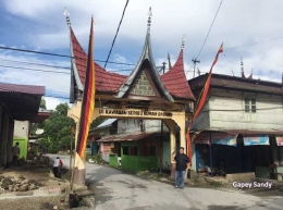 Gerbang dan salah satu jalan masuk menuju Kawasan Wisata Saribu Rumah Gadang (SRG) Kenagarian Koto Baru, Kecamatan Sungai Pagu, Kabupaten Solok Selatan. (Foto: Gapey Sandy)