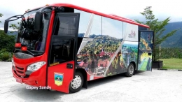 Bus dinas milik Pemkab Solok Selatan pun sudah ditempeli ajakan untuk berwisata ke berbagai destinasi wisata, salah satunya ke Kawasan Saribu Rumah Gadang. (Foto: Gapey Sandy)
