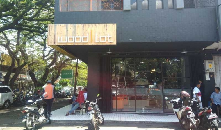 Woodlot Hostel di Jl. MGR Sugiyopranoto No. 3. Tampak depan terlihat aksen kayu sudah mulai terasa, terlebih masuk ke dalam semakin mendominasi di beberapa sudutnya. (dok. pribadi)
