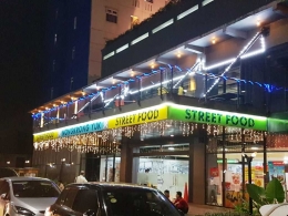 Food street di Green Pramuka City, beroperasi sejak pukul 06.00 hingga pukul 23.00. Menjadi alternatif makan berharga terjangkau bagi warga. (Sumber : metrotvnews.com)