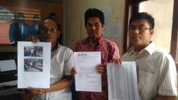 3 Komisioner Panwascam Larangan menunjukkan bukti keterlibatan Pendamping Lokal Desa dalam Kampanye. 