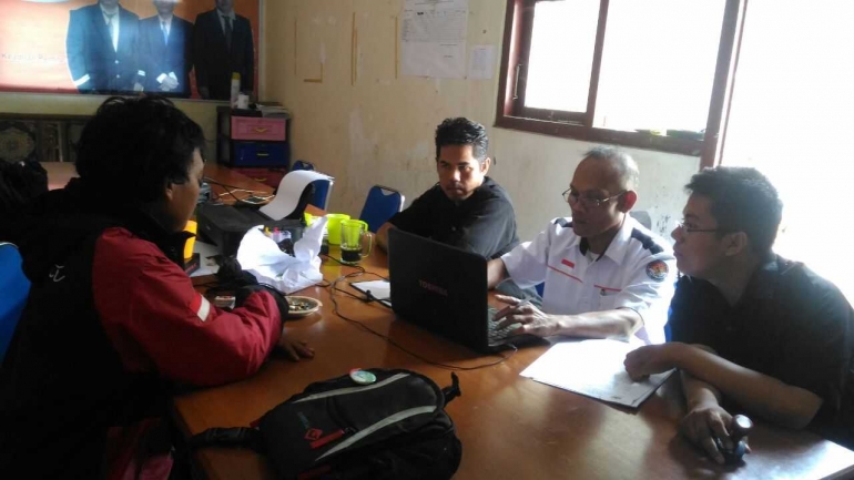 Pendamping Lokal Desa, Kusnadi Syatya Muda sedang diklarifikasi 3 komisioner Panwascam Larangan