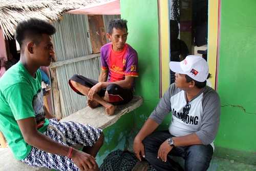 Saya bersama dua orang warga Rote, Joko (berkaos merah) dan Ronny (berkaos hijau) berbincang hangat (foto dindin)