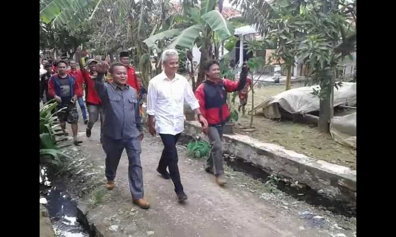 Pendamping Lokal Desa mengacungkan simbol satu jari (jaket merah hitam)