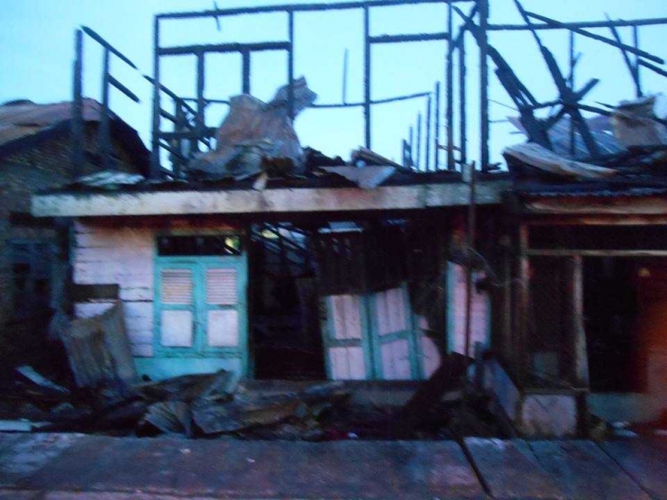 Fhoto salah satu rumah warga yang terbakar/Fhoto WAJ