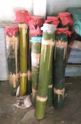 Ruas bambu berisi dadiah, hasil fermentasi susu kerbau di rumah makan Vina, Lembah Gumanti, Kab Solok. (Foto: Gapey Sandy)