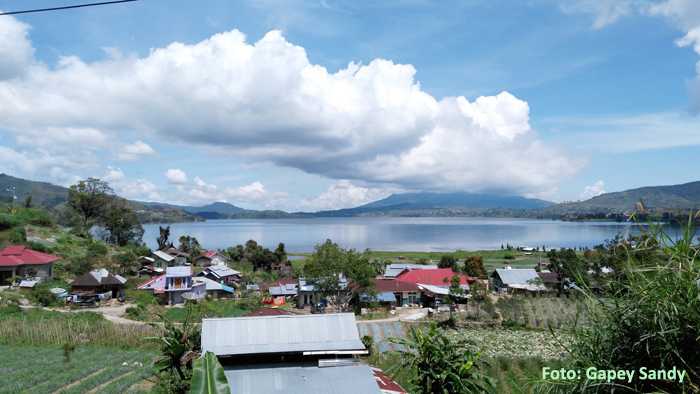 Pemandangan Danau Di Atas - satu dari dua danau yang ada - di Danau Kembar, Kab Solok. (Foto: Gapey Sandy)