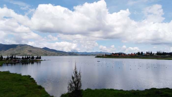 Danau Di Bawah, salah satu dari dua danau atau Danau Kembar, Kab Solok. (Foto: Gapey Sandy)