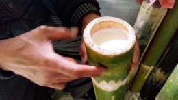 Susu kerbau yang difermentasikan selama 2 hari 2 malam di ruas bambu. (Foto: Gapey Sandy)