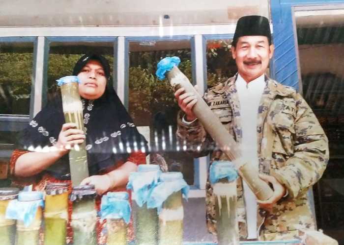 Foto Bupati Solok H Muzni Zakaria mengangkat dadiah dipajang di rumah makan Vina, Lembah Gumanti, Kab Solok. (Foto: Gapey Sandy)