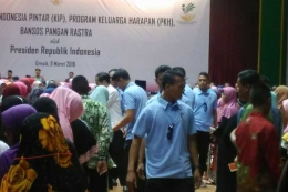 Presiden Jokowi saat menyalami sejumlah ibu-ibu penerima PKH yang hadir di GOR Tri Dharma, Gresik.