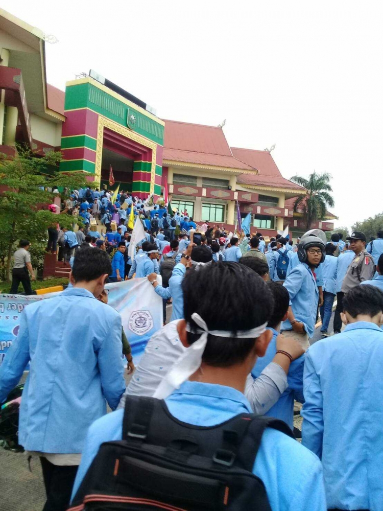 Mahasiswa merangsak masuk ke gedung DPRD Provinsi Riau. (Sumber Gambar: Mahadiksi UR)
