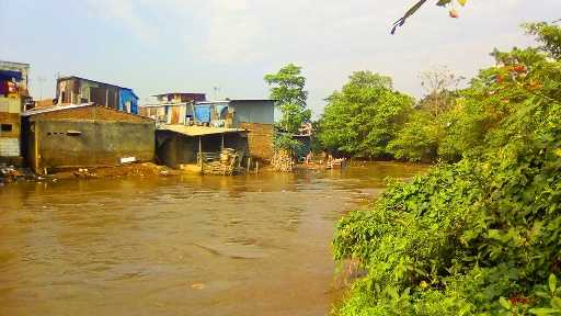 Sungai Ciliwung di Bukit Duri Jakarta Selatan, luas dan dalam dan perlu getek untuk menyeberang ke rumah diseberang sungai.