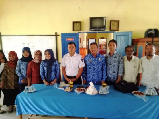 Bersama guru dan staf SMAN 16 Luwu Utara (Baebunta, 17/2/2018)