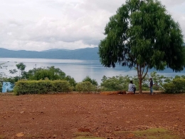 Menikmati indahnya Danau Matano dari SMAN 11 Luwu Timur (Nuha, 7/3/2018)