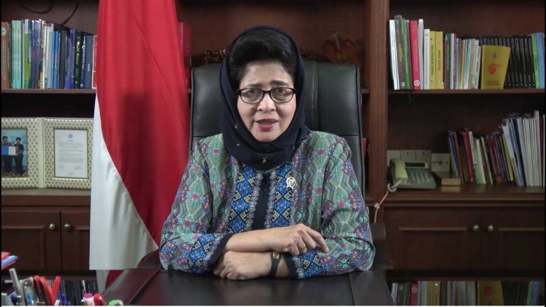 Prof. Dr. dr. Nila Djuwita F. Moeloek, SpM. adalah Menteri Kesehatan Indonesia pada Kabinet Kerja Presiden Joko Widodo. Ia juga seorang ahli oftalmologi dan guru besar Fakultas Kedokteran Universitas Indonesia. Foto | YouTube.com