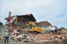 Foto 1. Penghancuran Kendari Teater di Kawasan Kota Lama Kendari (Sumber: Dok. Nur Ihsan D)