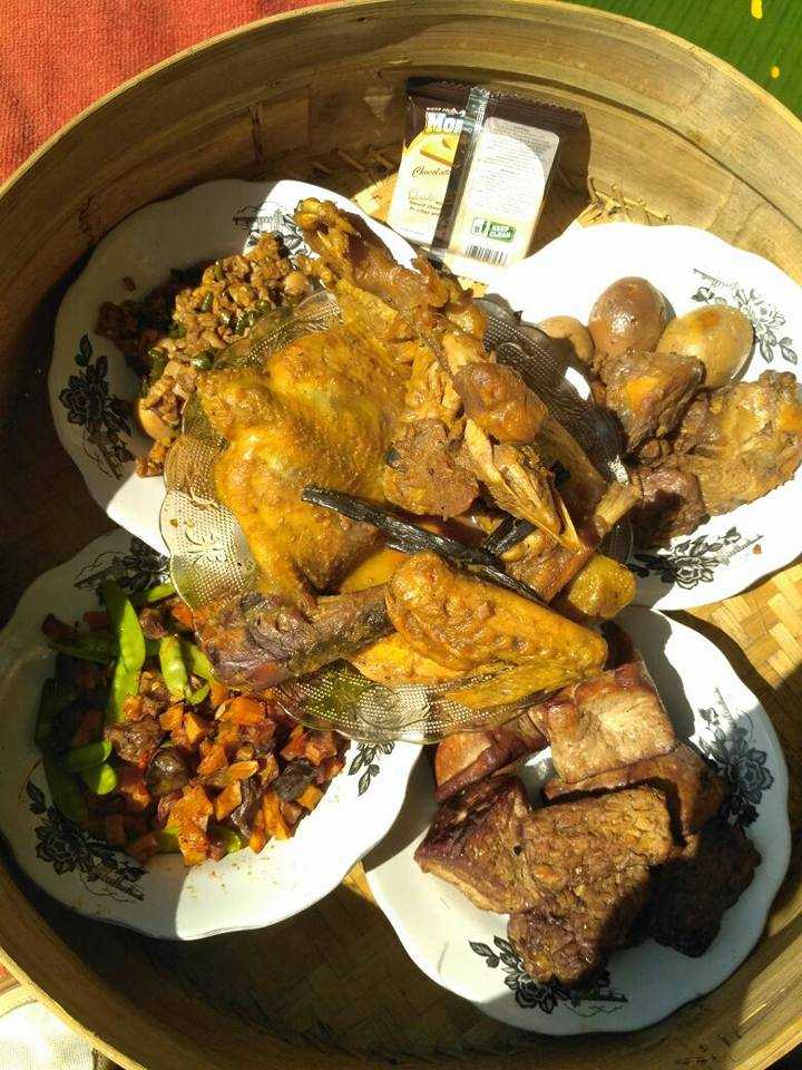 Ingkung atau ayam yang dimasak utuh adalah lauk wajib dalam Sadranan (dokumentasi pribadi)