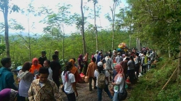 warga berbondong-bondong menuju makam untuk melaksanakan Nyadran bersama (dokumentasi pribadi)