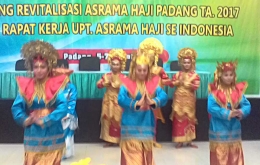 Penampilan Tari Pasambahan pada peresmian revitalisasi Asrama Haji Sumbar. (DOK. PRIBADI)
