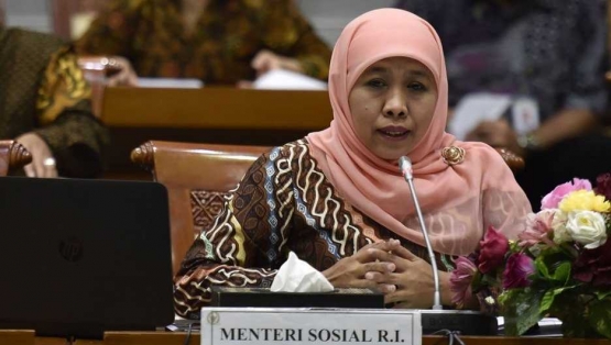 Dra. Khofifah Indar Parawansa adalah Menteri Sosial Indonesia ke-27 sejak 27 Oktober 2014.ia juga adalah Menteri Negara Pemberdayaan Perempuan ke - 5 pada Kabinet Persatuan Nasional. Foto | Antara