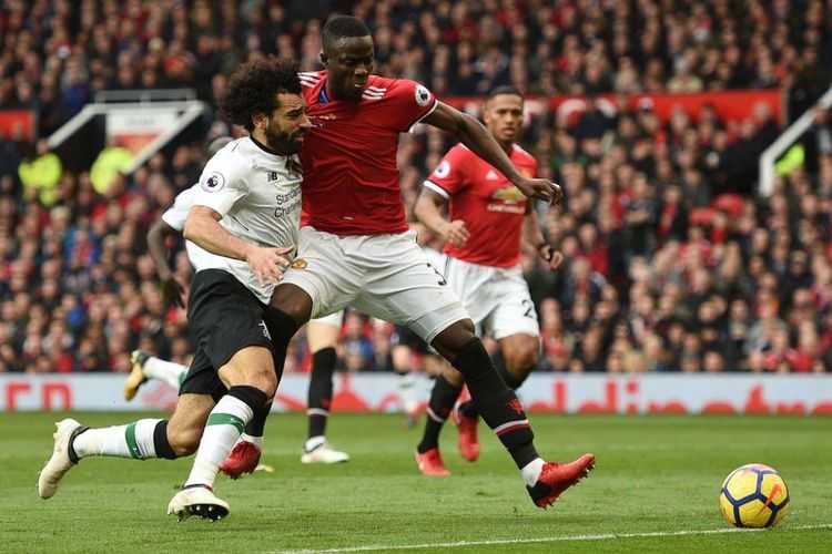 Eric Bailly memberi kawalan ketat kepada Mohamed Salah pada pertandingan Manchester United vs Liverpool di Stadion Old Trafford, Sabtu (10/3/2018). 