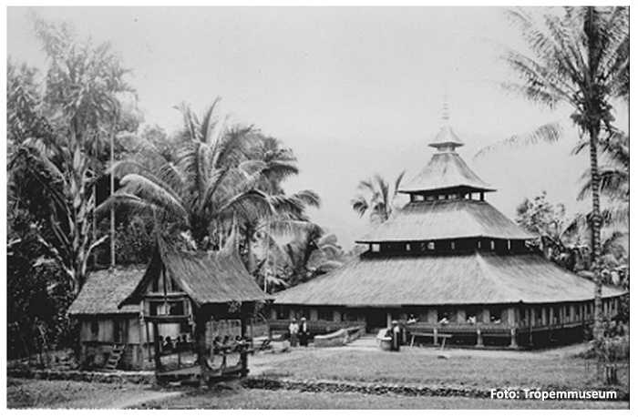 Foto Masjid Kurang Aso 60 di tahun 1900-an yang ada di Museum Tropenmusem, Belanda. (Foto: tropenmuseum)