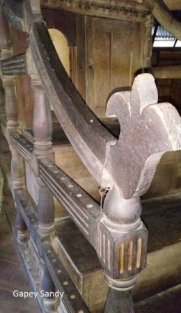Ukiran kayu di pegangan tangan kiri dan kanan mimbar khatib di Masjid Kurang Aso 60. (Foto: Gapey Sandy)